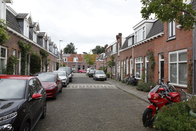 914458 Gezicht in de Pieter de Hooghstraat te Utrecht, uit het zuiden.